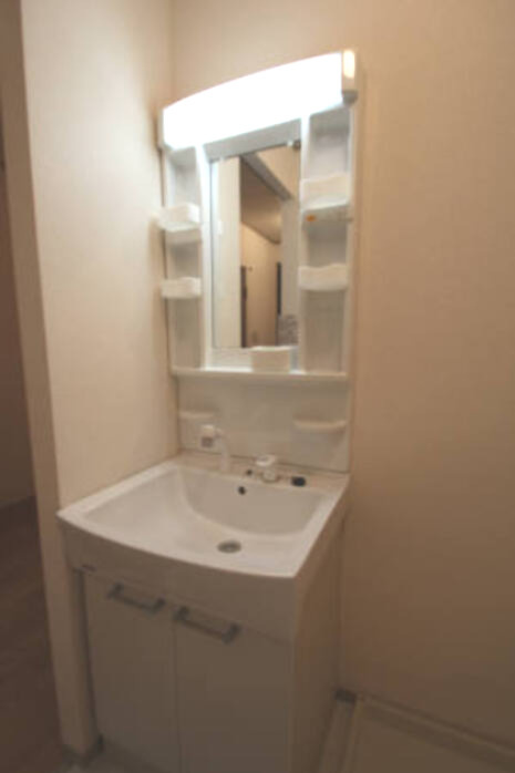 狛江市駒井町１丁目のアパートの洗面所