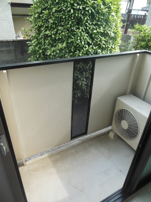 狛江市駒井町１丁目のアパートのバルコニー