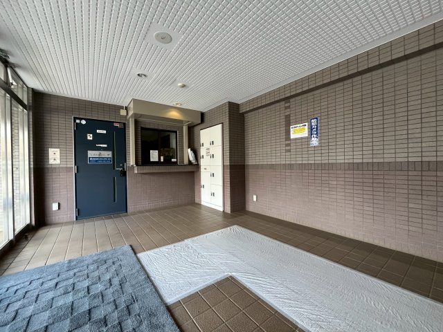 セザール新小平　【直接販売につき経費をおさえれます】のエントランス|広々としたエントランスには管理員室・宅配ボックス・メールboxがあります。