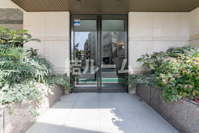 新宿区新小川町の賃貸マンションのエントランス