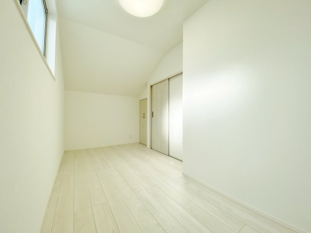 杉並区下井草3丁目の洋室|2階5.9帖洋室
プライベート空間も快適
全室2面採光・収納付
キッチン背面にある居室は書斎やテレワークルームなどにもお使いいただけます