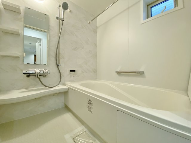 杉並区下井草3丁目の浴室|足を伸ばしてご入浴いただけるユニットバス
お子様とのご入浴も快適な広さです