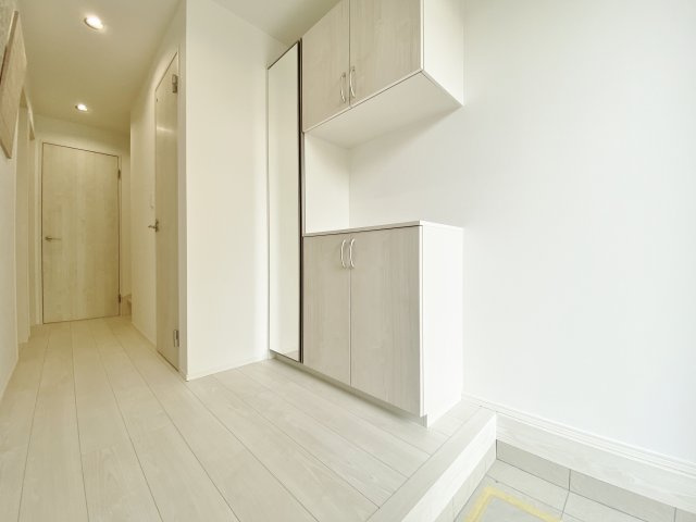 杉並区下井草3丁目の玄関|明るく開放的な玄関スペース
ご家族皆様の靴をしっかると収納いただけるシューズボックスにはミラー付きでお出かけ前の身だしなみチェックに便利です