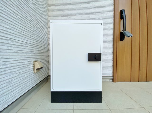 杉並区下井草3丁目の設備|玄関前には新規宅配ボックスを設置いたしました
お留守の時に便利で、ネット注文などが増え必須の仕様設備となっております