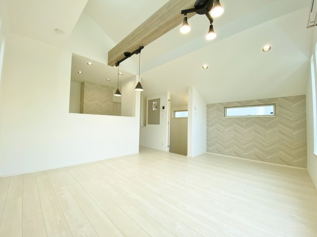 杉並区下井草3丁目の居間・リビング|勾配天井となっており開放感溢れるリビング
アクセントとなる梁がよりスタイリッシュな空間を演出いたします
