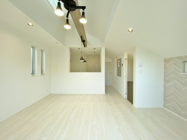 杉並区下井草3丁目の居間・リビング|ご家族とのコミュニケーションが取れる人気の対面式システムキッチン
ご家族とおしゃべりをしながら、お子様を見守りながら家事を行え暮らしやすい快適設計です