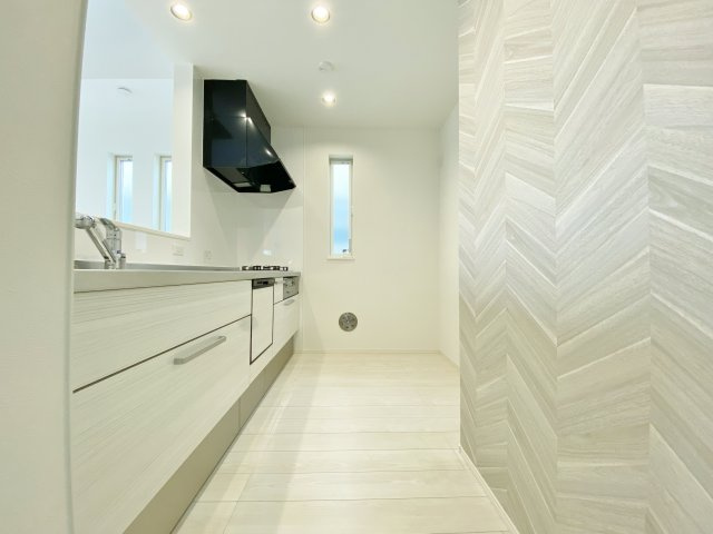 杉並区下井草3丁目のキッチン|キッチン背面はデザイン性のあるアクセントクロスを施しお洒落に仕上げました
調理スペースが広くお料理しやすい仕様になっています♪
シンクも大きめなので洗い物もスムーズです