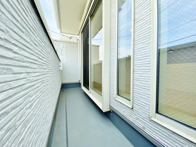 杉並区下井草3丁目のバルコニー|リビングに面したワイドバルコニーは＋αのゆとりと開放感を演出いたします
お洗濯物もしっかりと乾きます