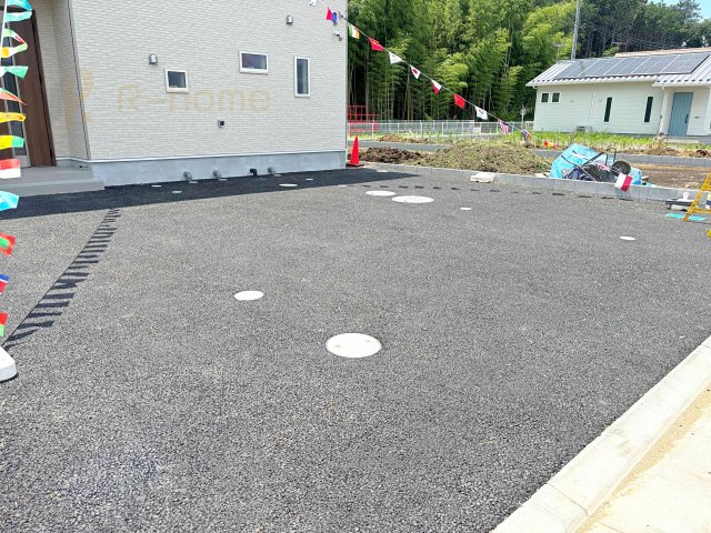 水戸市河和田町第3　新築戸建て　6号棟の駐車場|カースペースは3台完備。ゲスト用のスペースも確保できますね♪