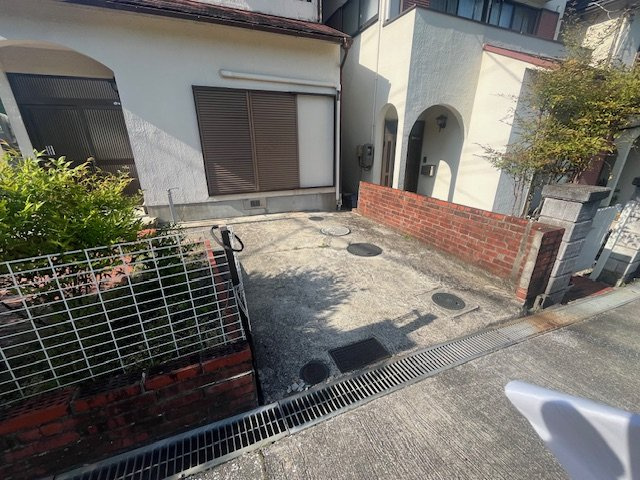 向野町貸家の駐車場