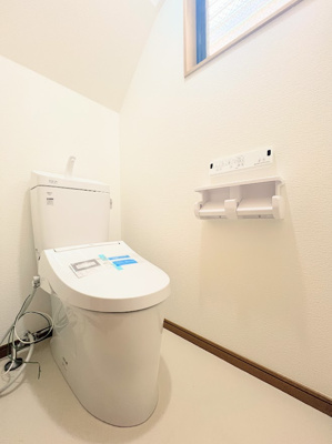 【トイレ】 | ◆横浜市栄区長沼町中古住宅◆ | ◆清潔感のある白を基調とした落ち着ける空間。小窓をもうけていますので、こもりやすい空気の入れ替えも簡単に行えますね！