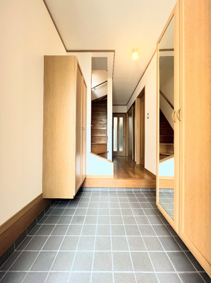 【玄関】 | ◆横浜市栄区長沼町中古住宅◆ | ◆光の渦が溢れた明るい玄関ホール。「おかえり」と「ただいま」が交差するお家の顔とも言える場所は爽やかで心地良い空間となっています。すっきり片付いた玄関で来客時にも自信が持てそう。