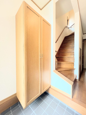 【玄関】 | ◆横浜市栄区長沼町中古住宅◆ | ◆明るい玄関です！散らかりやすい玄関もスッキリする大容量のシューズボックス付き。