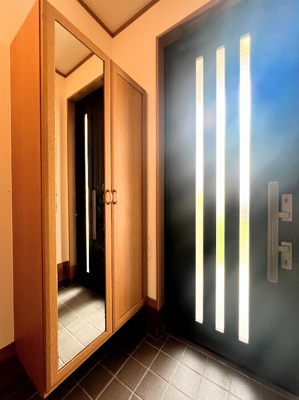 【玄関】 | ◆横浜市栄区長沼町中古住宅◆ | ◆子育て世代のスタッフもいますので、お客様目線での物件選び、ご提案が可能です。お問い合わせいただきました物件以外も多数ご紹介させていただきます。