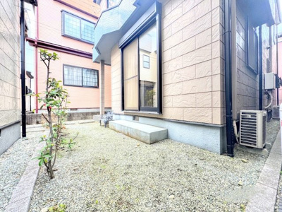 【庭】 | ◆横浜市栄区長沼町中古住宅◆ | ◆お手入れのしやすいちょうどよいサイズ感のお庭付き。植栽や家庭菜園等多目的にご利用いただけるプライベート空間。