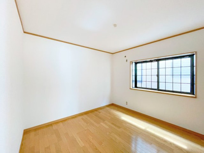 【洋室】 | ◆横浜市栄区長沼町中古住宅◆ | ◆子どものスタディ空間として、あるいは書斎やホビールームとして生活スタイルに合わせて使えるプライベートルーム。居心地のいい落ち着いたインテリアが似合います。