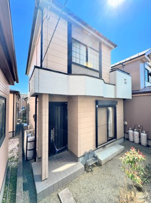 【外観】 | ◆横浜市栄区長沼町中古住宅◆ | ◆堂々たる趣ながら、主張し過ぎずどこか余裕を感じさせるシャープなフォルムで佇む邸宅は、晴天の空と照らし合わせる事で、本来あるべき完成形の姿を見せてくれます。