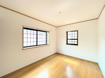 【洋室】 | ◆横浜市栄区長沼町中古住宅◆ | ◆感性を育むプライベートルームはシンプルでスマートな空間。好みの空間で読書をしたり、音楽を聞いたりと一人の時間も充実したものにできます。