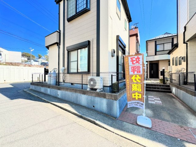 【前面道路含む現地写真】 | ◆横浜市栄区長沼町中古住宅◆ | ◆前面道路も幅員があり車の運転も安心！前面道路は閑静な住宅地。車通りの少ない道路です。お子様にも安心です。