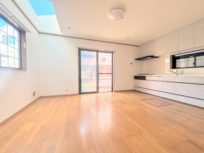 【居間・リビング】 | ◆横浜市栄区長沼町中古住宅◆ | ◆リビングは一日中太陽の光が射し込みます。家族が集まる空間は、自然と笑顔が溢れます！