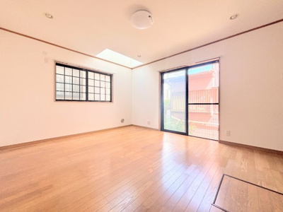 【居間・リビング】 | ◆横浜市栄区長沼町中古住宅◆ | ◆ご家族の会話がはずむ、開放的なＬＤＫです。休日はお陽さまの光をたっぷりととりこめるぽかぽかリビングで過ごしませんか？