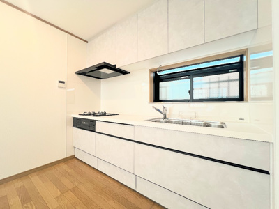 【キッチン】 | ◆横浜市栄区長沼町中古住宅◆ | ◆デザイン性と機能性を兼ね備えたキッチンです。リビングスペースとの一体感が生まれ、広々空間を演出してくれます。