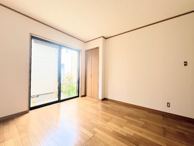 【洋室】 | ◆横浜市栄区長沼町中古住宅◆ | ◆柔らかい陽光が差し込む明るいお部屋を演出する設計。彩光の取れる窓が気持ちの良いお部屋を創り上げます。