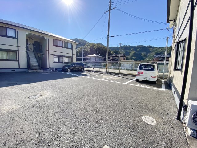 ファミールハピネスの駐車場