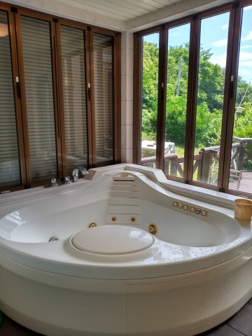 【浴室】 | 湯河原《理想郷》戸建住宅 | 開放感のあるバスルーム！ジェットバス付！温泉の契約も可能です。