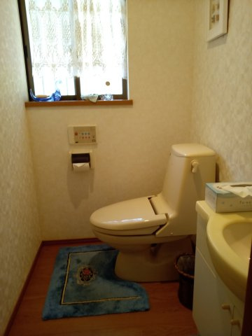 【トイレ】 | 湯河原《理想郷》戸建住宅 | 手洗いの付いたトイレです。窓付きで明るく清潔感があります。