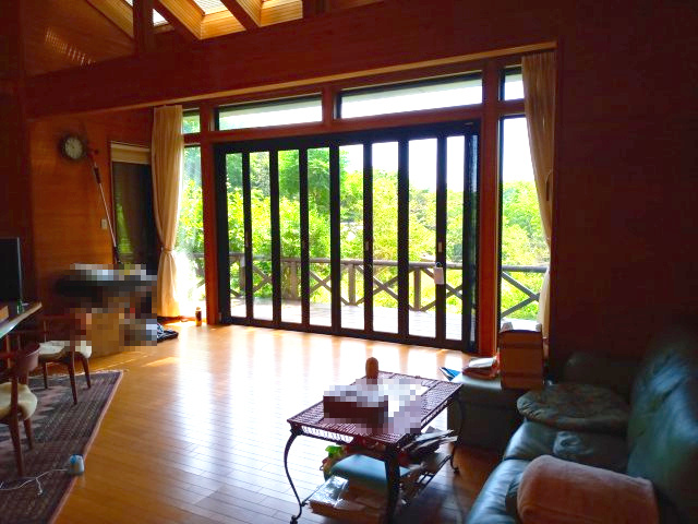 【居間・リビング】 | 湯河原《理想郷》戸建住宅 | 吹抜けのある20帖の開放感溢れるリビングです。