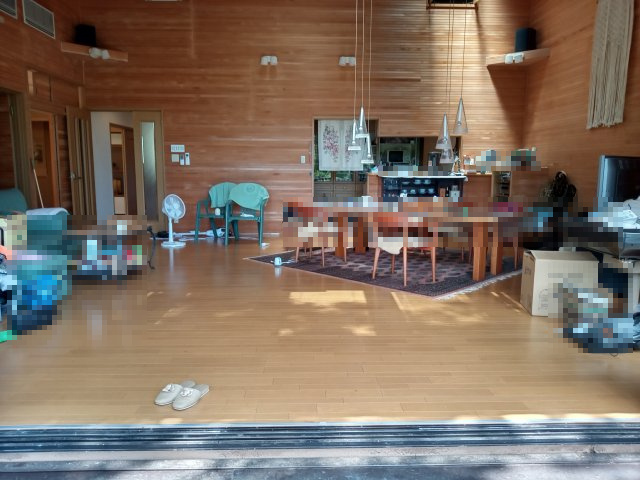 【居間・リビング】 | 湯河原《理想郷》戸建住宅 | リビングは木の温もりを感じる癒しの空間です。