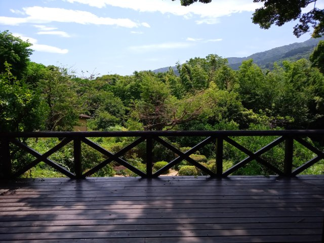 【バルコニー】 | 湯河原《理想郷》戸建住宅 | ウッドデッキです。