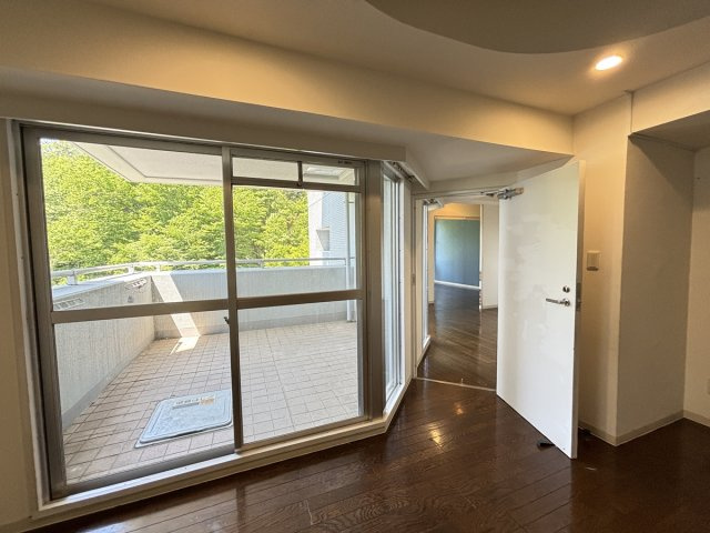 1DKの部分の内装写真です。窓横の通路が３LDK部分と繋がっています。