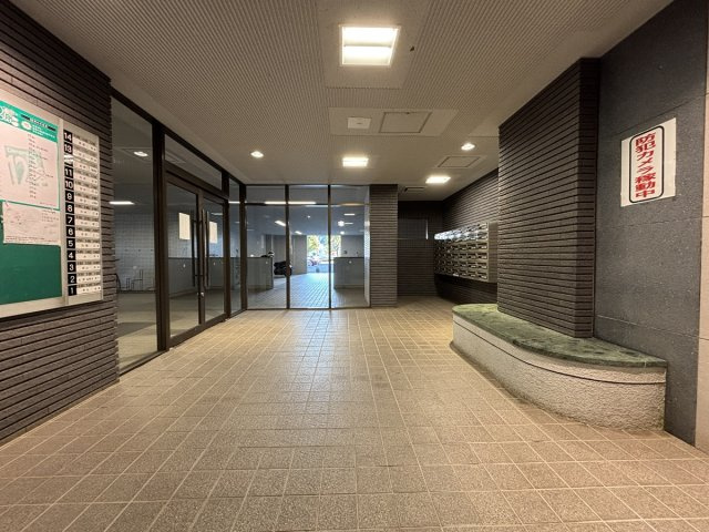 エントランスも清潔に管理されています。