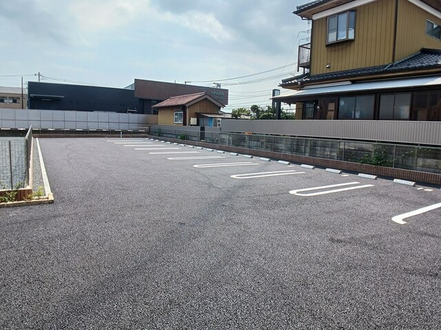 ホワイトクロッカスの駐車場