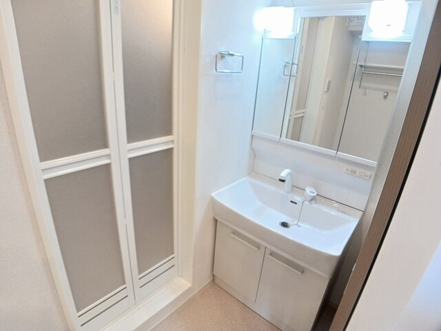 ホワイトクロッカスの独立洗面台