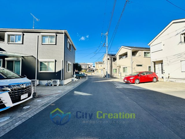 伊勢原市白根　築浅戸建住宅の前面道路含む現地写真