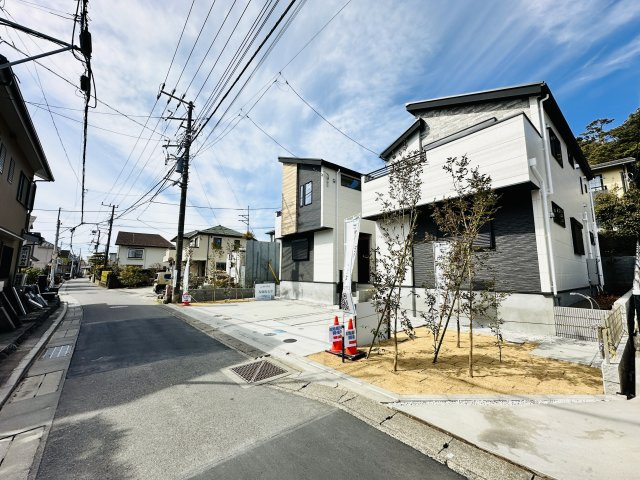 鎌倉市腰越5期　新築戸建　全2棟1号棟の前面道路含む現地写真