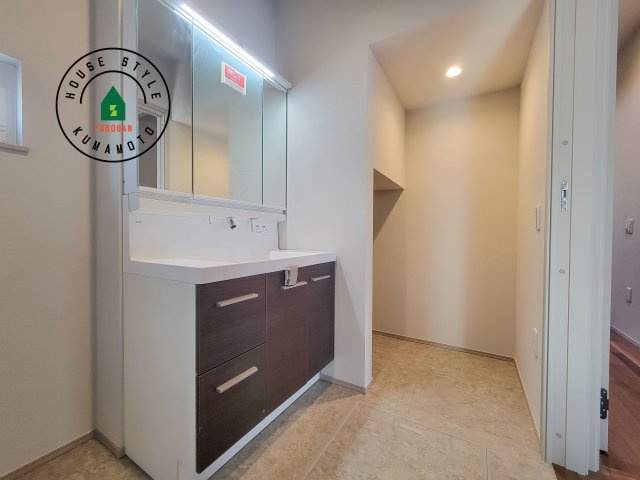 熊本市南区南高江6丁目第1-1棟（2号棟）の脱衣所|ゆとりの洗面スペースで朝の身支度もスムーズに。暮らしを快適に変えるシャワー付洗面台です！