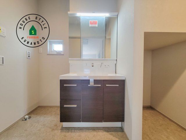 熊本市南区南高江6丁目第1-1棟（2号棟）の独立洗面台|毎日使うものだから清潔な空間を保ちたい水回り。洗面にはそんな願いを解消させてくれる収納アイデアが満載です。三面鏡の裏側にはキャビネットが現れ小物から背の高い物まで収納できます。