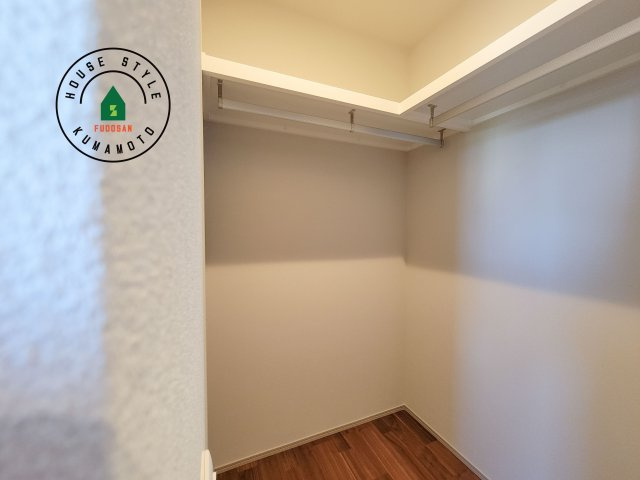 熊本市南区南高江6丁目第1-1棟（2号棟）の収納|洋服や大きな荷物が多い方や人数の多いご家族などは、一般的なクローゼットよりもウォークインクローゼットのほうが使い勝手が良いです。