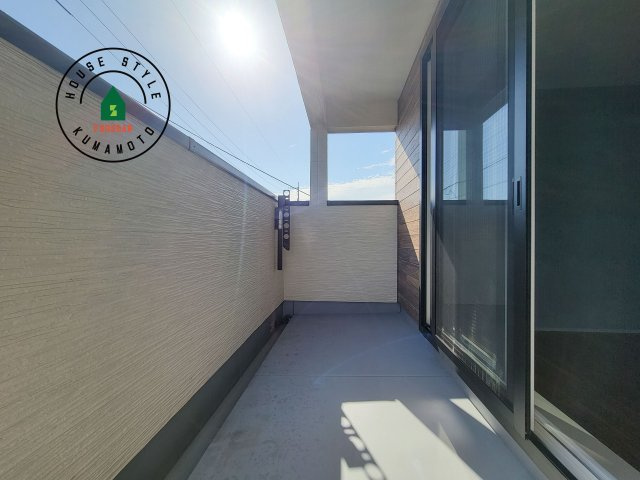 熊本市南区南高江6丁目第1-1棟（2号棟）のバルコニー|風をしっかりと感じられるバルコニーでは、毎日が洗濯日和です。広々としているので洗濯も楽しくなるでしょうし、気分転換にバルコニーからの眺めを楽しむのもいいでしょう。