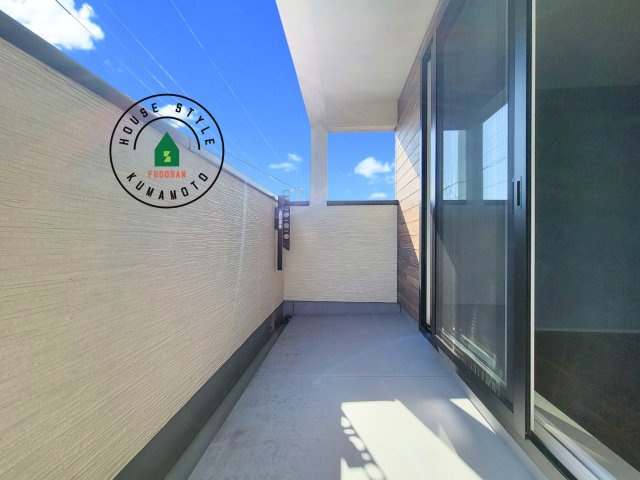 熊本市南区南高江6丁目第1-1棟（2号棟）のバルコニー|風をしっかりと感じられるバルコニーでは、毎日が洗濯日和です。広々としているので洗濯も楽しくなるでしょうし、気分転換にバルコニーからの眺めを楽しむのもいいでしょう。