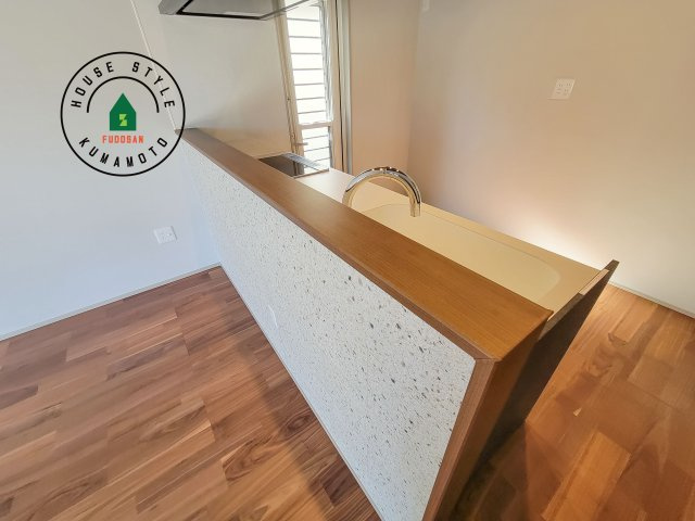 熊本市南区南高江6丁目第1-1棟（2号棟）のダイニング|キッチンから立ち込める香りが今日の料理を期待させます。