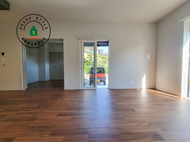 熊本市南区南高江6丁目第1-1棟（2号棟）の居間・リビング|多くの時間を過すことになるリビングだからこそ、いつも穏やかな空間・解放感が味わえ毎日が充実します。