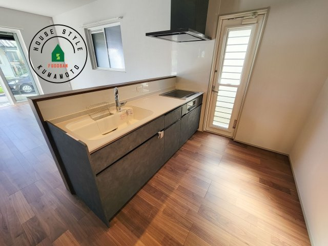 熊本市南区南高江6丁目第1-1棟（2号棟）のキッチン|ご家族を近くに感じられる対面キッチンのLDK。会話もはずみそうですね。