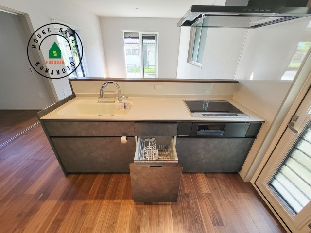 熊本市南区南高江6丁目第1-1棟（2号棟）のキッチン|ご家族を近くに感じられる対面キッチンのLDK。会話もはずみそうですね。