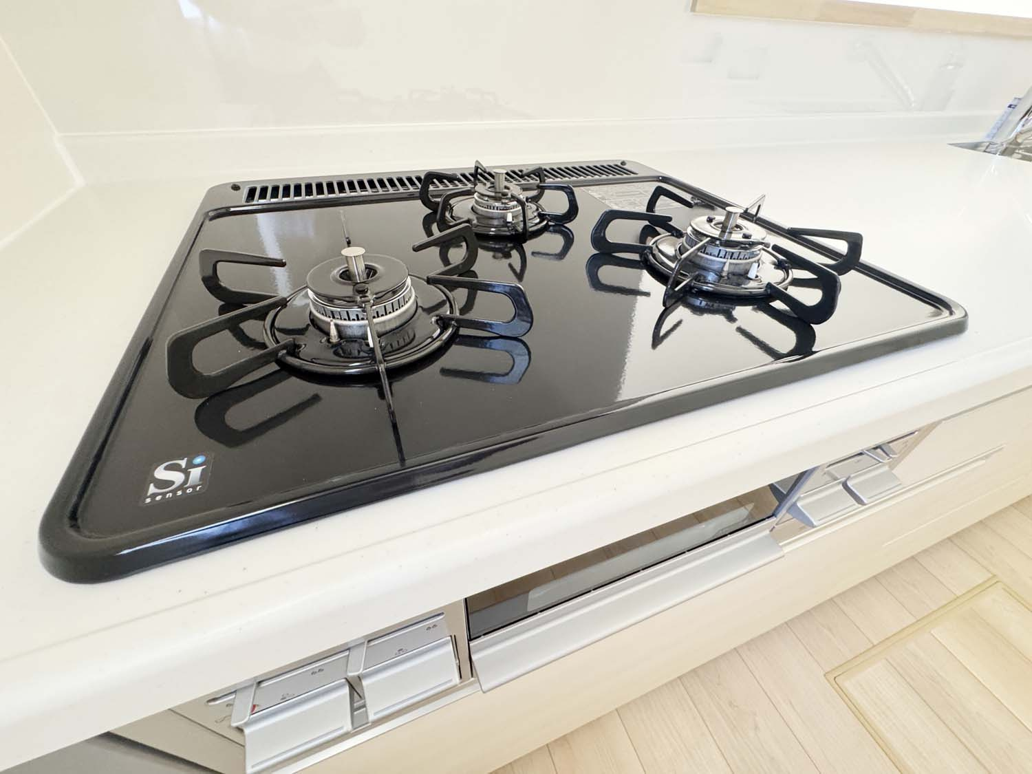 耐震+制震の家 水呑町竹ヶ端 第9：住宅性能取得物件：1号棟のキッチン|火力の強いガスコンロ
Siセンサーが安全安心！お掃除も楽々！