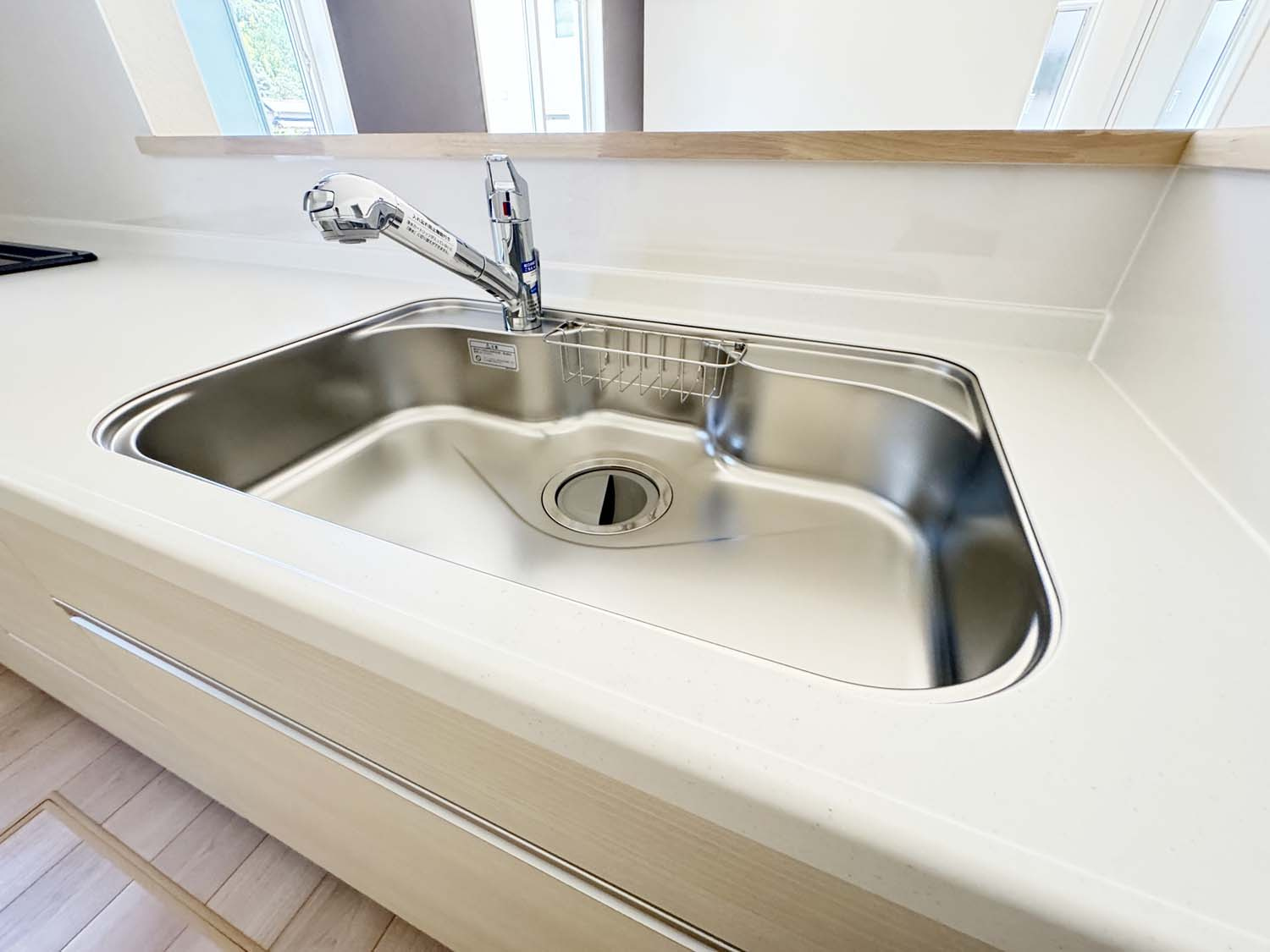 耐震+制震の家 水呑町竹ヶ端 第9：住宅性能取得物件：1号棟の設備|■全面エンボス加工ステンレスシンク
■水はねの音や食器が当たる音を大幅に軽減
■浄水器内蔵水栓、浄水器ごとホースを引き出せます